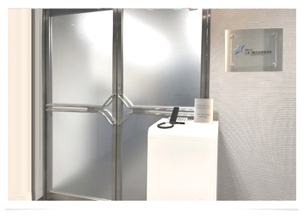 事務所入り口 width=