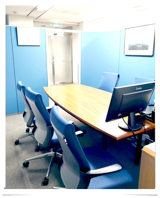 事務所入り口 width=